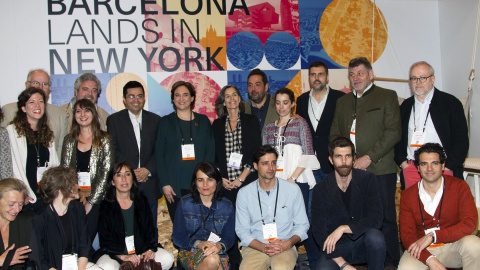 La alcaldesa de Barcelona, Ada Colau, y el vicealcalde Gerardo Pisarello, posan con el grupo de diseñadores catalanes que participan de la International Contemporary Furniture Fair (ICFF), que reúne diseñadores de muebles y artículos de dec