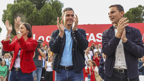 El presidente del Gobierno, Pedro Sánchez (c), participa este jueves en un acto electoral en apoyo al candidato socialista a presidir la Comunidad de Madrid, Juan Lobato (d), y la candidata a la alcaldía de Madrid, Reyes Maroto