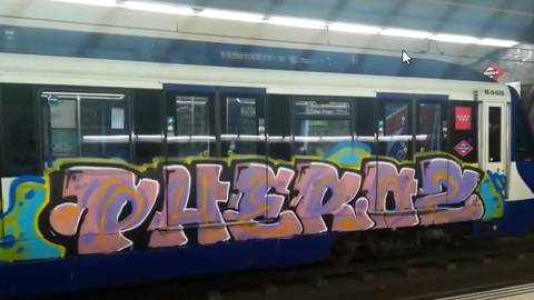 Grafitis en un vagón del metro