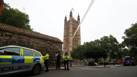 Policías en el cordón que impide el paso a las cercanías de Westminster, en Londres, tras el incidente. REUTERS