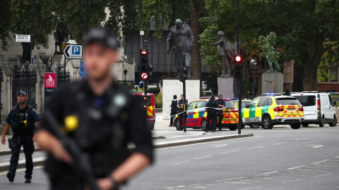 APolicía armada frente a las casa del Parlamento en Londres, tras el incidente con un vehículo que ha causado varios heridos. REUTERS/Hannah McKay