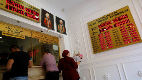 Varias personas en una oficina de cambio de moneda en Estambul. REUTERS/Murad Sezer