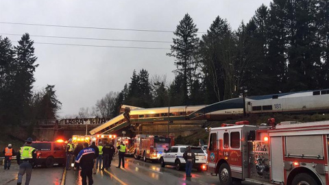 Los servicios de emergencia trabajan en la zona de la autopista de Washington en la que el tren de pasajeros se ha descarrilado / EFE