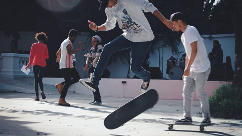 27/6/22 Un grupo de jóvenes practican skate en un parque en Tánger.