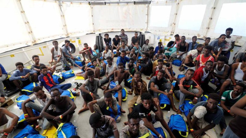 Fotografía cedida por la ONG SOS Mediterránée hoy, 13 de agosto del 2018, muestra a varios inmigrantes rescatados abordo del barco de rescate Aquarius en el Mediterráneo el 10 de agosto del 2018.EFE/ Guglielmo Mangiapane/SOS MEDITERRÁNEÉ