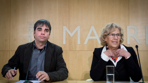 La alcaldesa de Madrid, Manuela Carmena, y el nuevo delegado de Economía y Hacienda, Jorge García Castaño, durante una rueda de prensa que el Palacio de Cibeles.EFE/Luca Piergiovanni