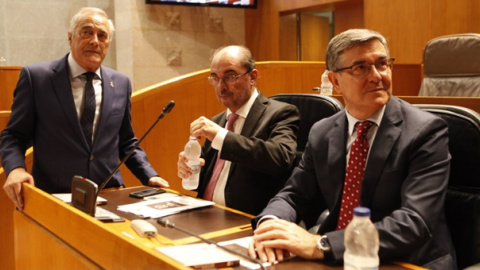 El presidente en funciones del Gobierno de Aragón y candidato a la reelección, Javier Lambán, con el presidente de las Cortes, Javier Sada, y el portavoz del PSOE, Vicente Guillén.