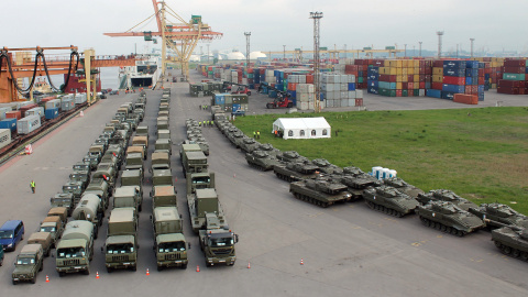 Vista aérea de los más de 100 vehículos del contingente español 'Letonia I', preparado para embarcar en dirección a Riga. A la derecha, la columna de los tanques 'Leopardo' y de los blindados de combate 'Pizarro'. EMAD