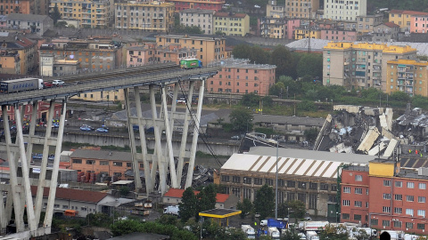 Otra vista del colapsado puente Morandi de Génova (Italia) REUTERS