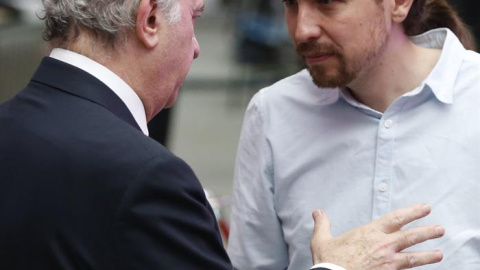 El líder de Podemos, Pablo Iglesias, conversa con el ministro de Interior en funciones, Jorge Fernández Díaz. - EFE