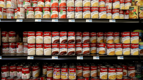 Latas de sopan de Campbell en un supermercado en la localidad californiana de San Rafael.  AFP/Justina Sullivan