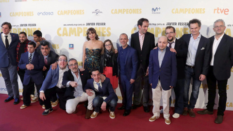 Fotografía del pasado septiembre de la presentación de "Campeones", del director Javier Fesser (7i), quien posa acompañado de los actores de la película.. EFE/Zipi