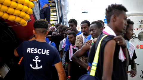 Migrantes a bordo del barco de rescate humanitario MV Aquarius, en el Mediterráneo. REUTERS/Guglielmo Mangiapane