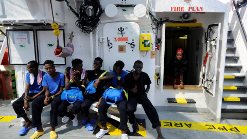 Migrantes a bordo del buque MV Aquarius, en el Mediterráneo, entre Malta e Italia. REUTERS/Guglielmo Mangiapane