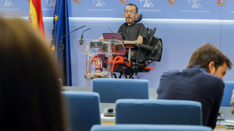 28/06/2022.- El portavoz de Unidas Podemos, Pablo Echenique, durante la rueda de prensa que ha ofrecido este martes en el Congreso que acoge la reunión de la Mesa de la Cámara. EFE/ Luis Millan