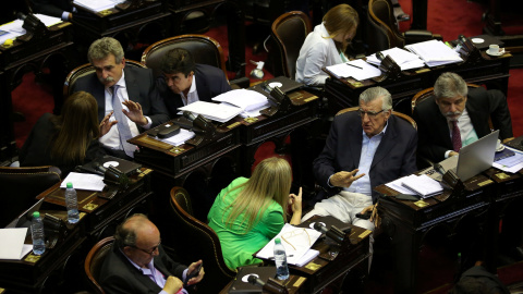 Intenso debate en el Parlamento argentino por la polémica reforma de las pensiones de Macri. REUTERS/Agustin Marcarian