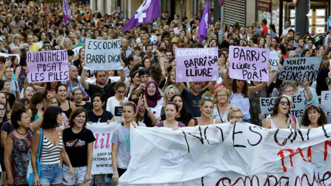 Concentración de repulsa por la agresión sexual sufrida en la madrugada del domingo por una menor de 17 años en Manresa (Barcelona). (SUSANNA SÁEZ | EFE)