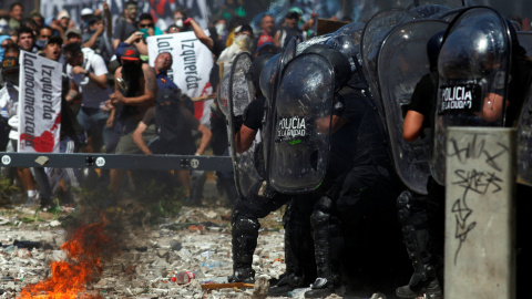 Al menos 109 heridos en una batalla campal en Buenos Aires contra la reforma de las pensiones de Macri. REUTERS/Martin Aosta