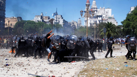 Al menos 109 heridos en una batalla campal en Buenos Aires contra la reforma de las pensiones de Macri. REUTERS/Martin Aosta