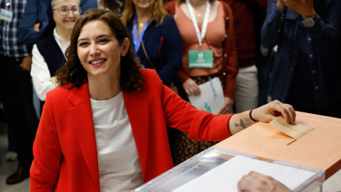 La presidenta de la Comunidad de Madrid y candidata del PP a la reelección, Isabel Díaz Ayuso ejerce su derecho al voto en el colegio electoral de Inmaculada Marillac