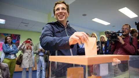 El alcalde de Madrid y candidato a la reelección por el Partido Popular, José Luis Martínez-Almeida, ejerce su derecho al voto en Madrid, a 28 de mayo de 2023.