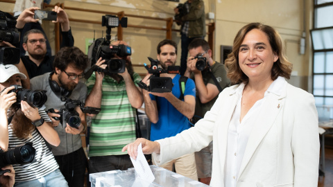 La alcaldesa y candidata a la reelección por Barcelona en Comú, Ada Colau, ejerce el derecho a voto en el Institut La Sedeta, a 28 de mayo de 2023.