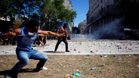 Batalla campal en Buenos Aires tras las protestas contra la reforma de las pensiones de Macri. REUTERS/Martin Aosta