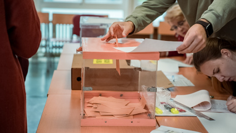 Una persona vota en un colegio electoral del 28M, a 28 de mayo de 2023, en Madrid (España).