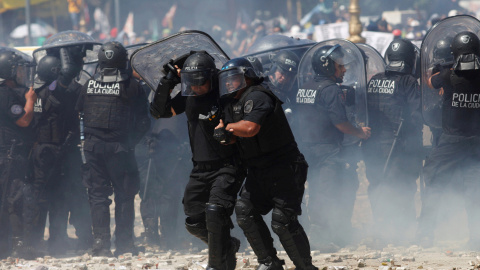 Batalla campal en Buenos Aires tras las protestas contra la reforma de las pensiones de Macri. REUTERS/Martin Aosta