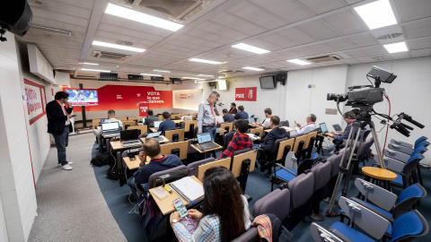 Los equipos de prensa esperan al seguimiento de la jornada electoral en la sede federal del PSOE, a 28 de mayo de 2023.