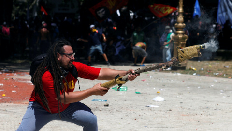 Batalla campal en Buenos Aires tras las protestas contra la reforma de las pensiones de Macri. REUTERS/Martin Aosta