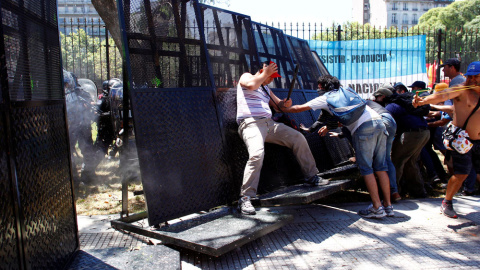 Batalla campal en Buenos Aires tras las protestas contra la reforma de las pensiones de Macri. REUTERS/Martin Aosta