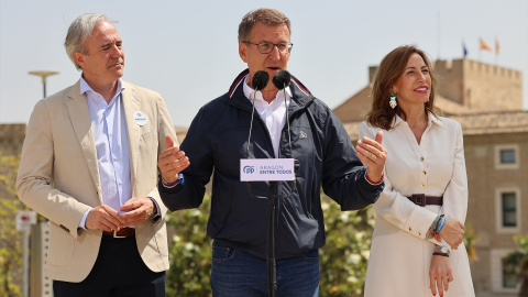 El alcalde de Zaragoza y candidato del Partido Popular a la Presidencia del Gobierno de Aragón, Jorge Azcón; el presidente del Partido Popular, Alberto Núñez Feijóo, que interviene y la candidata del PP a la Alcaldía de Zaragoza, Natalia Ch