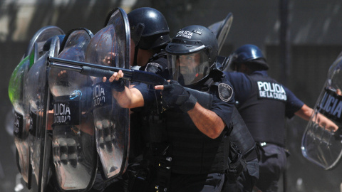 Batalla campal en Buenos Aires tras las protestas contra la reforma de las pensiones de Macri. REUTERS/Martin Aosta