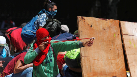 Batalla campal en Buenos Aires tras las protestas contra la reforma de las pensiones de Macri. REUTERS/Martin Aosta