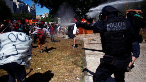 Batalla campal en Buenos Aires tras las protestas contra la reforma de las pensiones de Macri. REUTERS/Martin Aosta