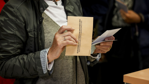 Una persona sujeta sus votos de las elecciones del 28M, a 28 de mayo de 2023, en Valencia, Comunidad de Valencia (España).