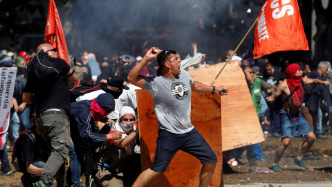 Batalla campal en Buenos Aires tras las protestas contra la reforma de las pensiones de Macri. REUTERS/Martin Aosta