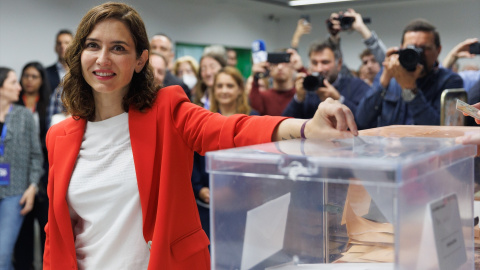 La presidenta de la Comunidad de Madrid, candidata a la reelección y presidenta del Partido Popular (PP) de Madrid, Isabel Díaz Ayuso, ejerce su derecho al voto, a 28 de mayo de 2023.