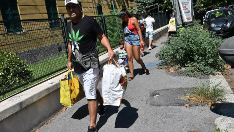 Varios residentes son desalojados de sus viviendas junto al puente Morandi, en Génova (Italia), que se desplomó el pasado martes. EFE/ Luca Zennaro