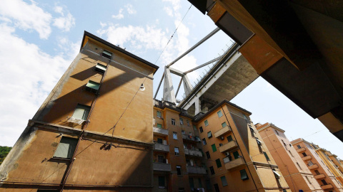 Vista de una vivienda bajo un puente que se derrumbó el pasado martes en Génova (Italia). EFE/ Luca Zennaro