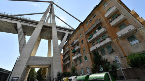 Vista de una vivienda bajo un puente que se derrumbó el pasado martes en Génova (Italia). EFE/ Luca Zennaro