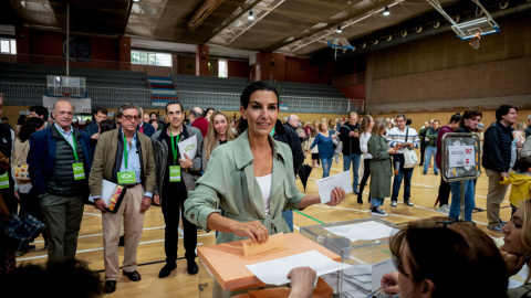 La candidata de Vox a la Presidencia de la Comunidad de Madrid, Rocío Monasterio, ejerce su derecho al voto en un colegio electoral de Madrid, este domingo.