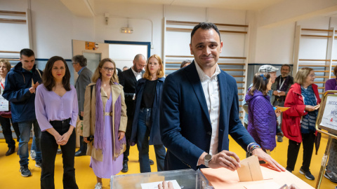 El candidato de Podemos-Izquierda Unida-Alianza Verde al Ayuntamiento de Madrid, Roberto Sotomayor ejerce su derecho al voto junto a Ione Belarra y Lilith Verstrynge