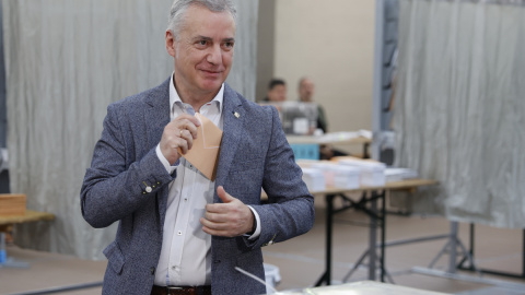 El lehendakari, Iñigo Urkullu, ejerce su derecho al voto en un colegio electoral de Durango (Vizcaya)