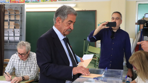 El presidente de Cantabria y candidato del PRC a la reelección, Miguel Ángel Revilla ejerce su derecho al voto en el colegio Fernando de los Ríos, en Astillero