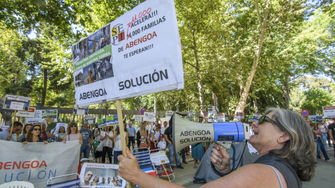 Protesta de los trabajadores de Abengoa, que permanecen acampados en la Plaza de España de Sevilla. EFE/ Raúl Caro