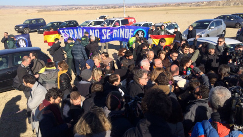 Con una pancarta con el lema 'España no se rinde', los ultras boicotean el acto de ERC frente a la cárcel de Estremera. | TWITTER