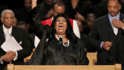 Foto de archivo de la cantante estadounidense Aretha Franklin mientras canta en el funeral de Rosa Parks en la iglesia Greater Grace Temple de Detroit (Estados Unidos) el 3 de noviembre de 2005. EFE/Jeff Kowalsky