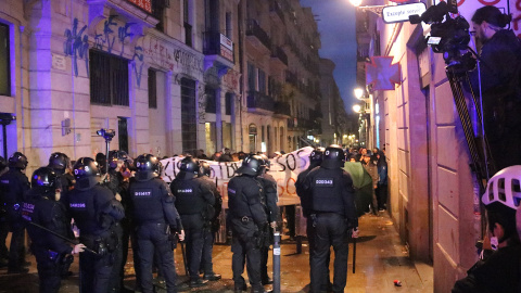 Els Mossos eviten que els manifestants a favor dels ocupes arribin a la plaça Universitat.